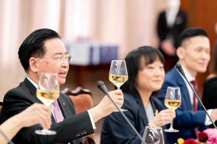 圖說一：外交部長吳釗燮款宴歡迎「全球台灣研究中心」（GTI）「美台關係工作小組」訪問團。 