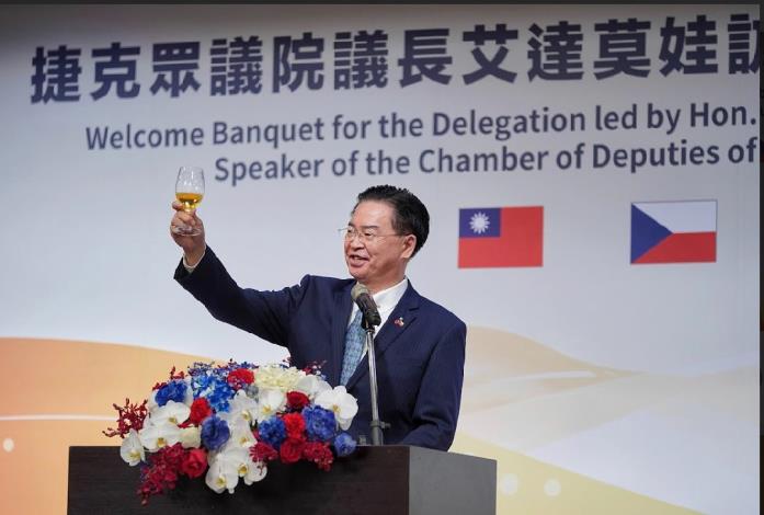 圖說二：外交部長吳釗燮以台灣本土特產台灣啤酒與訪賓祝酒。