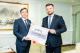 圖說二：托維治市（Katowice）市長庫魯帕（Marcin Krupa）致贈李政務次長牛皮紙製之該市全景視圖（Panorama view of Katowice City）。.JPG