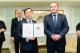 圖說三：布林市（Lublin）副市長施密切克（Artur Szymczyk）代表致贈李政務次長「致英雄獎牌」（Medal “Lublin for Heroes”）。.JPG