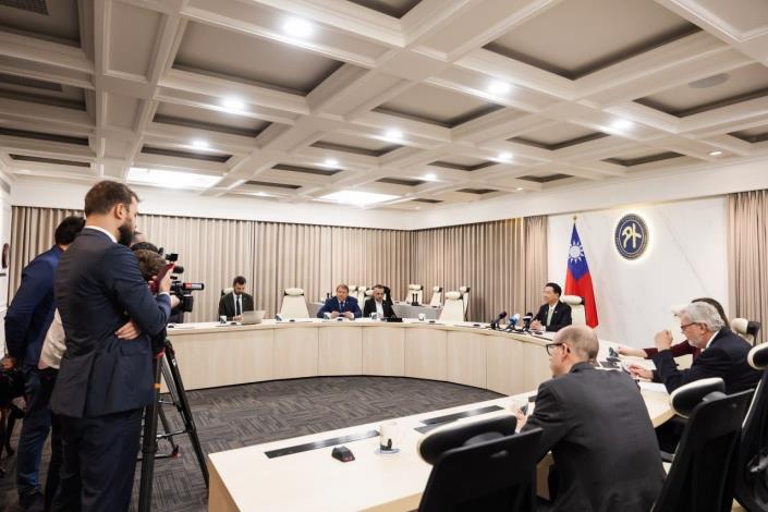 圖說一：外交部長吳釗燮接受捷克電視台等8家主流媒體聯訪。