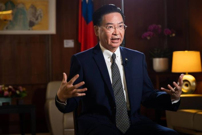 圖說二：吳部長在專訪中警示國際社會慎防中國滲透野心。