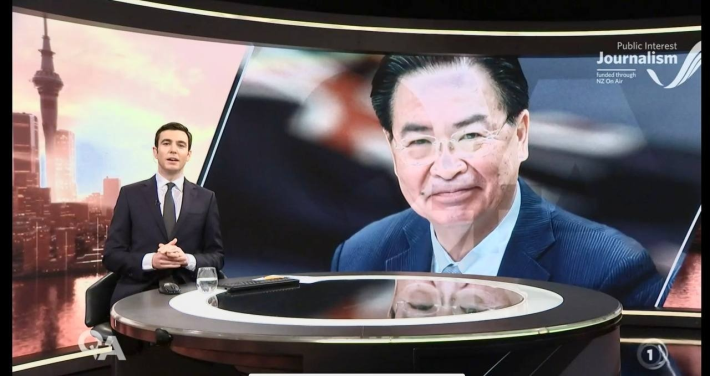 圖說三：外交部長吳釗燮接受「紐西蘭國家電視台」視訊專訪播出情形（翻拍自該台播出畫面）。