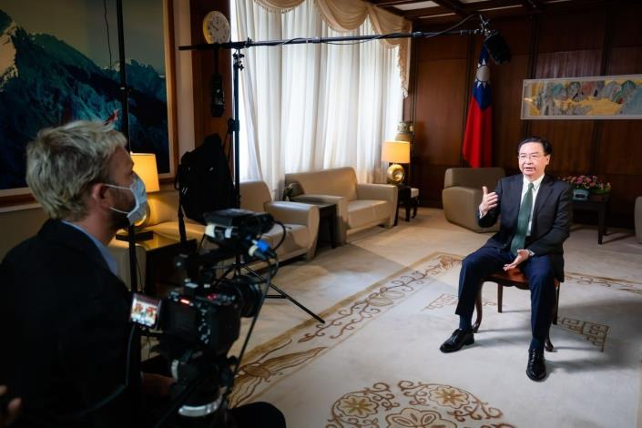圖說一：外交部長吳釗燮接受「法國國家電視台」紀錄片導演Wandrille Lanos專訪。