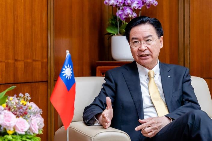 圖說二：外交部長吳釗燮在專訪中警示台菲兩國同受中國武力威脅。