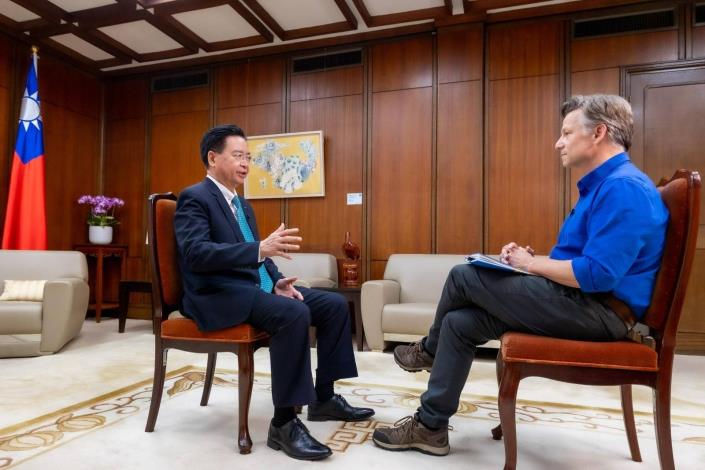 圖說一：外交部長吳釗燮接受美國「國家廣播公司新聞網」（NBC News）首席海外特派員Richard Engel專訪。