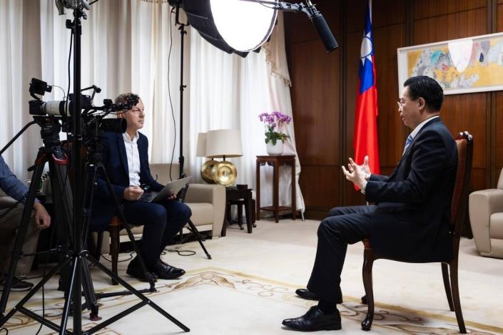 圖說一：外交部長吳釗燮接受「德國公視二台」（ZDF）導演Alexander Grawe專訪。