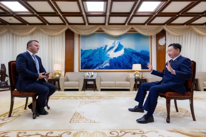 圖說一：外交部長吳釗燮接受澳大利亞「第九頻道」（Channel Nine）電視台駐洛杉磯特派員Jonathan Kearsley專訪。