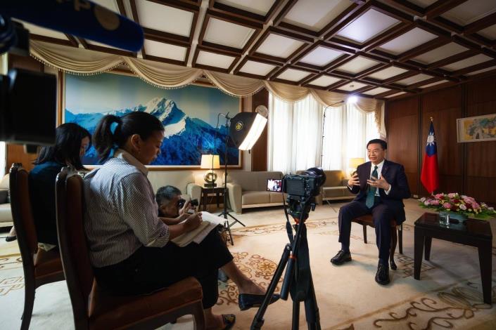 圖說一：外交部長吳釗燮接受法國「法新社」（Agence France-Presse, AFP）亞太區台、港、澳主任陳鼎珩（Dene Chen）及駐台記者王明燕（Amber Wang）專訪。