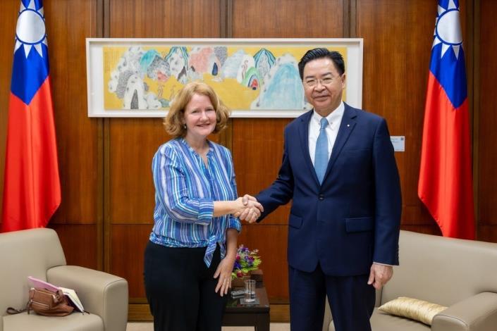 圖說一：外交部長吳釗燮接受美國資深記者暨中國問題專家Lucy Hornby專訪。