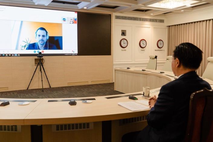 圖說一：外交部長吳釗燮接受拉脫維亞網路媒體「Delfi.lv」記者Ansis Īvāns視訊專訪。
