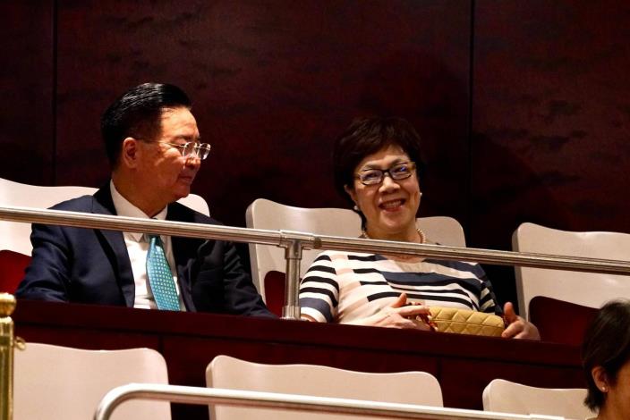圖說二：外交部長吳釗燮與李登輝基金會董事長李安妮一同聆賞「務實外交：2023年李登輝紀念音樂會」。