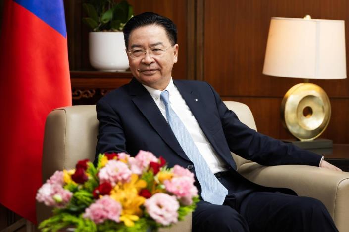 圖說二：吳部長於專訪中表示，歡迎樂願與台灣發展友好關係的國家，開展各領域的實質交流。