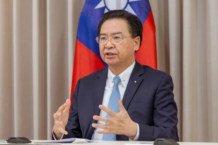 圖說二：外交部長吳釗燮於專訪中指出，台灣努力避戰，但中國若開戰，必將付出代價。