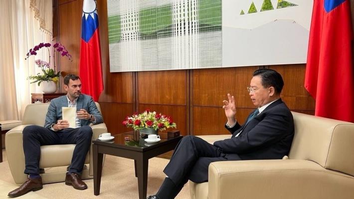 圖說：外交部長吳釗燮接受美國「時代雜誌」（TIME）亞洲特派員Charlie Campbell專訪，分析台灣如何因應中國威脅。