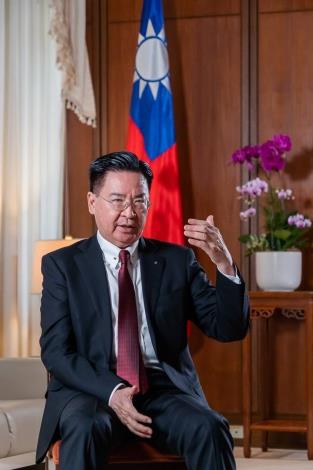 圖說二：外交部長吳釗燮於專訪中說明台灣在地緣政治的重要性。