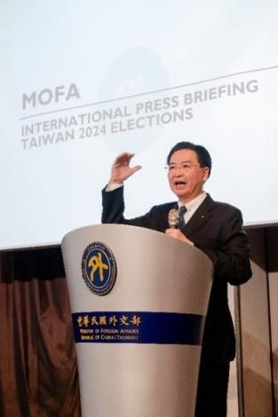 圖說一：外交部長吳釗燮於1月9日為採訪大選的國際媒體舉行說明會。