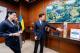 圖說二：外交部長吳釗燮向記者介紹烏克蘭紀念品意涵，並表示至盼台烏未來有更多合作空間。