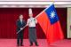 圖說一：外交部長林佳龍授旗給中華料理職人餐旅交流協會理事長陳宗佑。