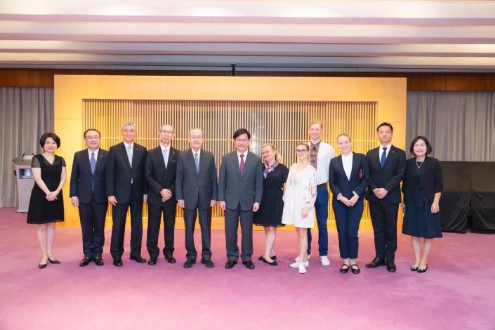 圖說四：外交部長林佳龍（左六）與台灣創價學會理事長林釗（左五）、日本財團法人民主音樂協會常務理事細井正廣（左四）及烏克蘭國立民族舞蹈團藝術總監Vantukh Galyna（右六）等訪賓合影。