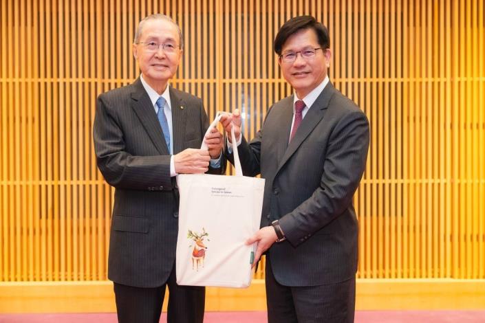 圖說二：外交部長林佳龍（右）致贈紀念品給台灣創價學會理事長林釗（左）。