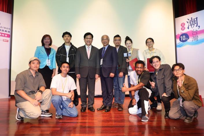 圖說四：外交部長林佳龍與直式短影音所有得獎者及評審團等合影。