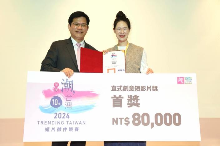 圖說三：外交部長林佳龍頒贈直式創意獎首獎8萬元獎金給特別自韓國飛來台灣參加的「Amazing images of TAIWAN （A.i. of TAIWAN）」製作團隊。