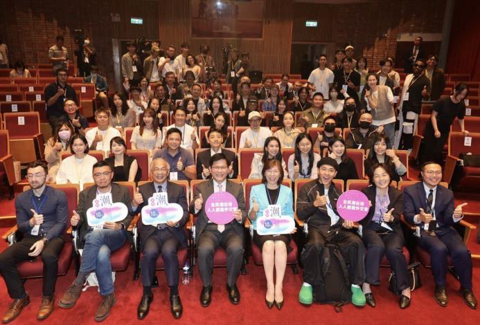 圖說一：外交部長林佳龍與第十屆全民潮台灣短片徵件競賽入圍者及評審團合影（首排左2至右2：導演柯泓志、世新大學校長陳清河、外交部長林佳龍、國傳司司長徐詠梅、導演黃毅展、國傳司副司長林禹貞）。