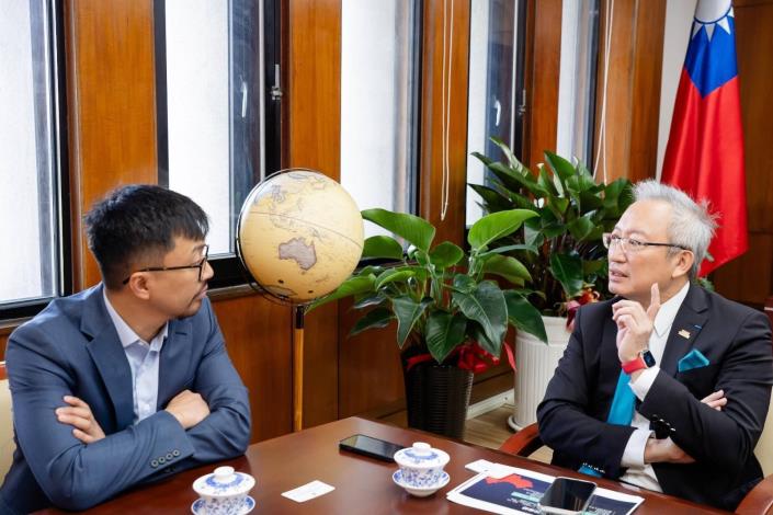 圖說一：外交部政務次長吳志中接受《反攻》（Counteroffensive）雜誌專訪，呼籲全球民主國家重視台灣是國際合作中重要的平等夥伴。