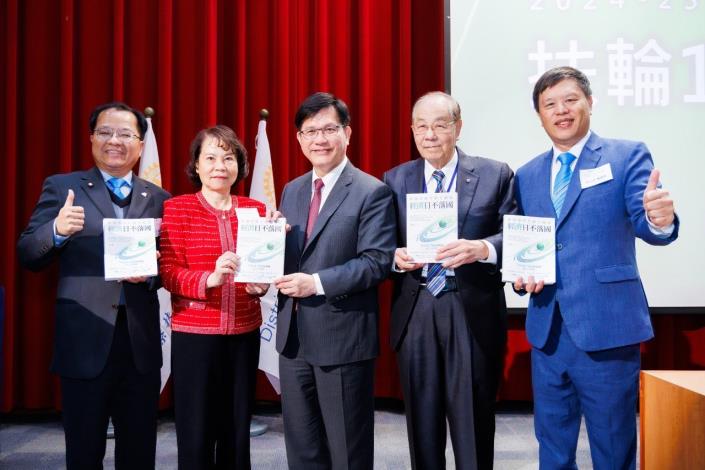 圖說四：外交部長林佳龍贈新書「經濟日不落國」予現場提問聽眾。
