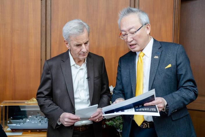 圖說二：外交部政務次長吳志中與「獨家調查」節目主持人Bernard de la Villardière於訪談後，持續就中國野心交換意見。