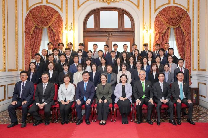 圖說一：蕭美琴副總統（前排左五）、外交部長林佳龍（前排左四）、外交部政務次長兼外交學院院長吳志中（前排右三）、公務人員保障暨培訓委員會主任委員蔡秀涓（前排右四）、僑務委員會委員長徐佳青（前排左三）、外交部政務次長陳明祺（前排左二）等與結訓人員合影。