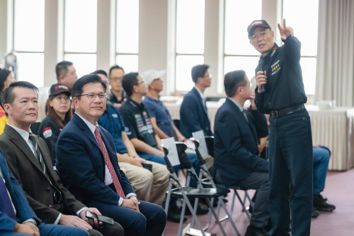 圖說六：外交部長林佳龍聽取中華安駕學會理事長陳和皇簡報過去參賽為國爭光情形。