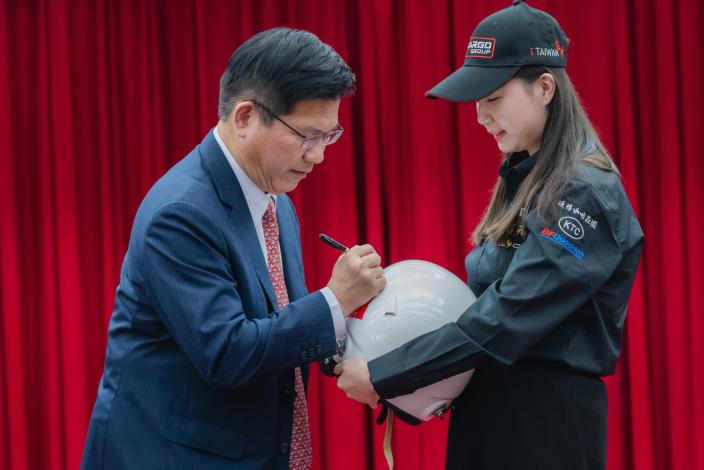圖說五：外交部長林佳龍於賽車安全帽簽名，祝福車隊參賽順利、凱旋而歸。