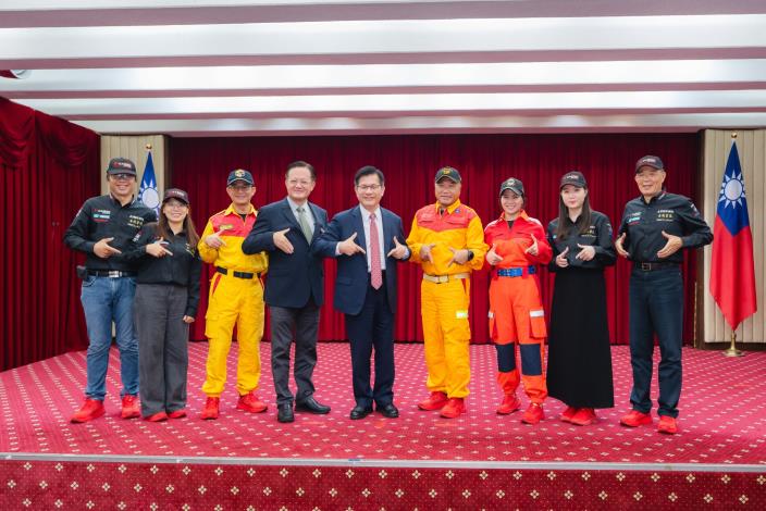 圖說三：外交部長林佳龍與「2025第三十屆亞洲拉力賽」車隊成員合影。