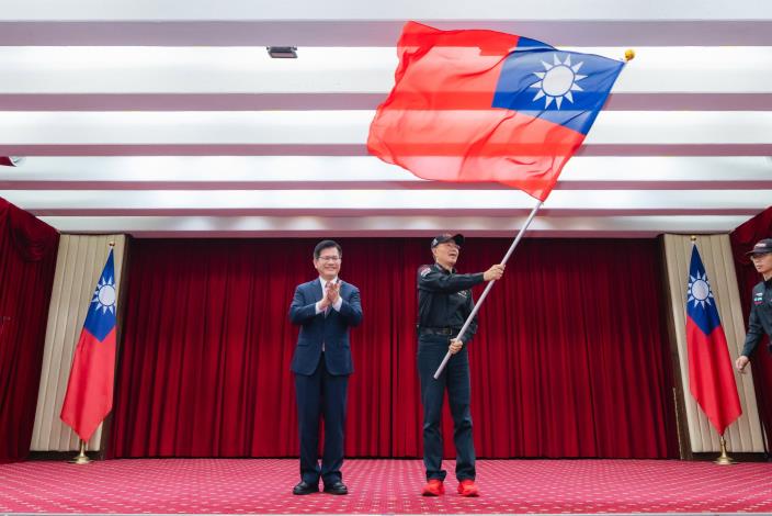 圖說二：外交部長林佳龍授旗予中華安駕學會理事長陳和皇。