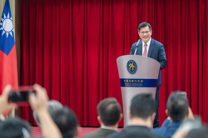 圖說一：外交部長林佳龍為「2025第三十屆亞洲拉力賽」授旗儀式致詞。