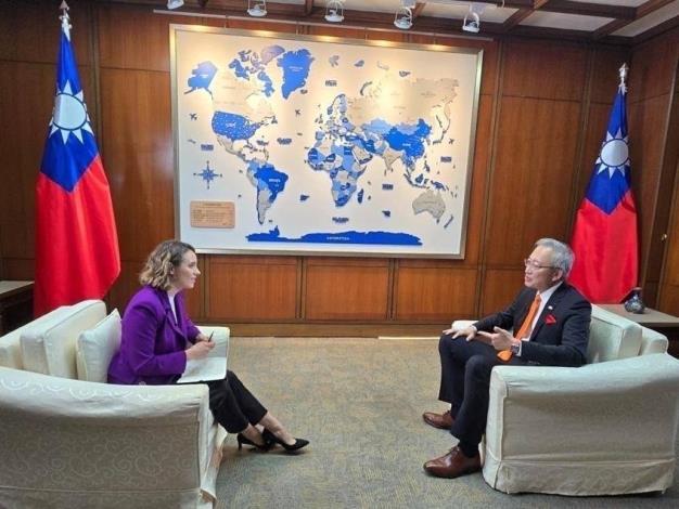 圖說一：外交部政務次長吳志中接受英國天空電視台專訪，強調台灣在全球半導體產業居關鍵地位，已成為國際社會的共同利益。