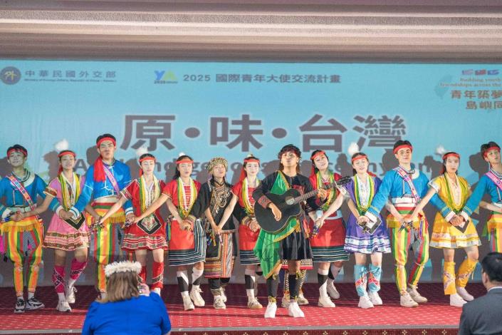 圖說五：國際青年大使文化表演第一幕「原・味・台灣」展現原住民部落歌曲及舞蹈。