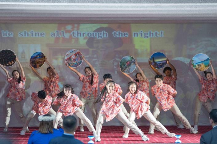 圖說六：青年大使文化表演「活力台灣：島嶼之光」以熱力舞蹈展現台灣高科技產業的創新能量與島嶼文化的蓬勃活力。