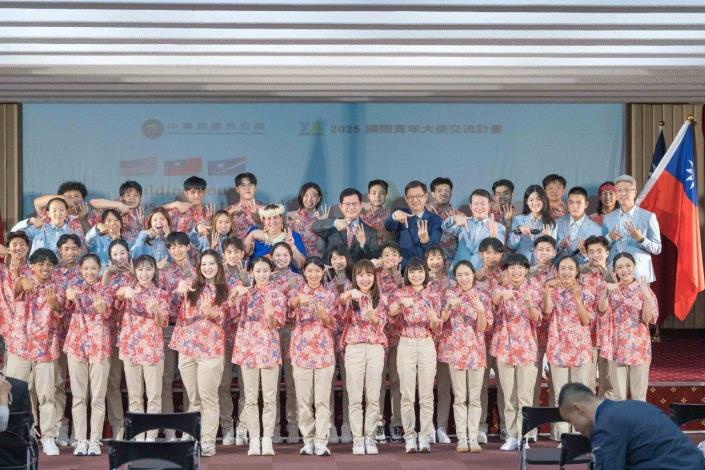 圖說四：2025年國際青年大使全體合影。第三排（由左五至右四）分別為馬紹爾群島駐台大使卡蒂爾（H.E. Amb. Anjanette Kattil）、外交部長林佳龍、外交部非政府組織國際事務會執行長江振瑋、副執行長兼團長康嘉棋。