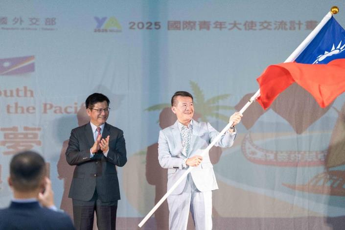 圖說三：外交部長林佳龍授旗予團長外交部非政府組織國際事務會副執行長康嘉棋。