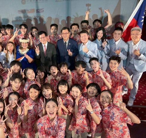 圖說七：外交部長林佳龍與青年大使自拍合影。