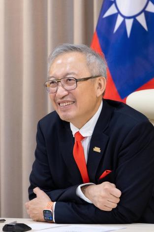 圖說一：外交部政務次長吳志中接受法國《解放報》（Libération）視訊專訪，深入說明中國對台滲透與威脅手法，並闡述台灣以三大支柱戰略堅定防衞民主。