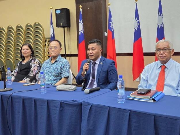 圖說三：馬紹爾群島外貿部長康仁德（Kalani Kaneko）及教育部長蔡傑儒（Gerald Zackios）接見青年大使。