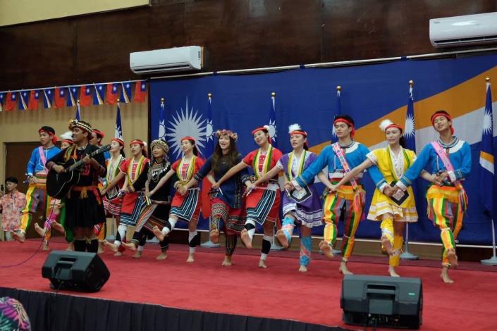 圖說五：青年大使於馬紹爾群島「台灣文化之夜」演出原住民舞蹈。