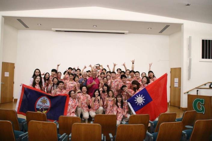 圖說七：青年大使於關島大學舉辦「台灣文化之夜」，表演後與關島議會議長Frank Blas Jr.（中）合影。