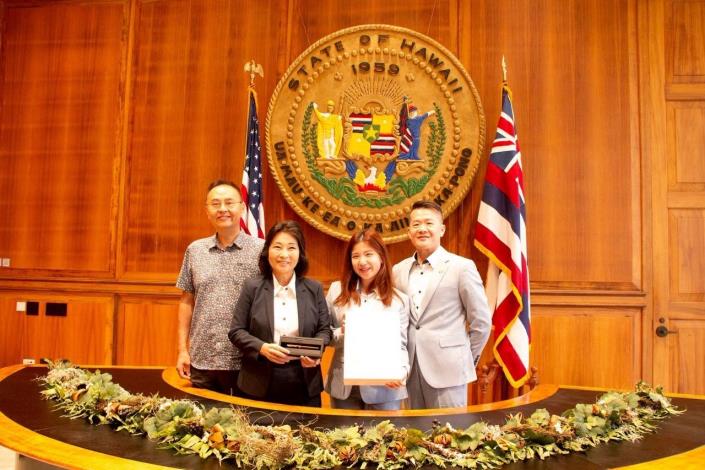 圖說一：青年大使拜會夏威夷副州長Sylvia Luke（左二），以及團長外交部非政府組織國際事務會副執行長康嘉棋（右一）與駐檀香山辦事處處長張詩瑞（左一）一同合影。