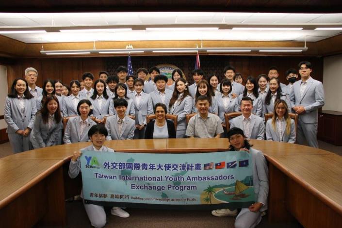 圖說六：關島總督古蕾露（Lourdes A. Leon Guerrero，中）接見青年大使，肯定台、關共享價值與合作。