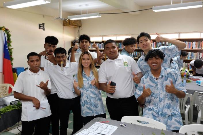 圖說四：青年大使與馬紹爾高中學生交流。